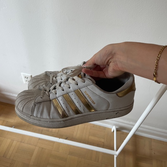 Distressed gold metallic adidas superstars - Picture 2 of 3